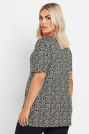 חולצה במידות גדולות צווארון V עם הדפס גזרה אסימטרית לייקרה 303372