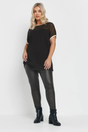 חולצה במידות גדולות עם צווארון עגול שרוולים קצרים ושילוב טול באזור הצוואר 303847