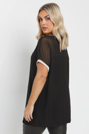 חולצה במידות גדולות עם צווארון עגול שרוולים קצרים ושילוב טול באזור הצוואר 303847