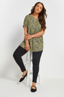 חולצה במידות גדולות צווארון פתוח עם חריץ שרוול קצר מכפלת אסימטרית עם הדפס 303867