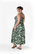 שמלה במידות גדולות גומי במותן עם כתפיות רחבות דוגמת פרחים T-82